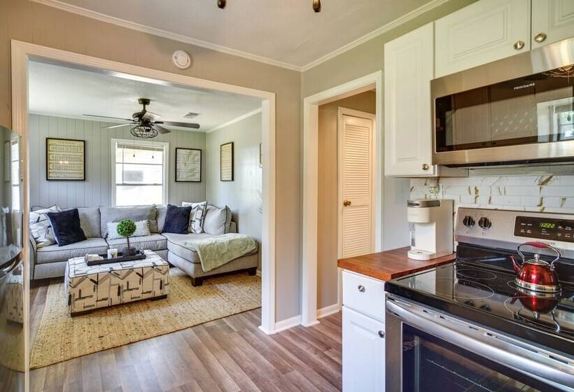 Renovated Clinton Cottage W/ Home Office!