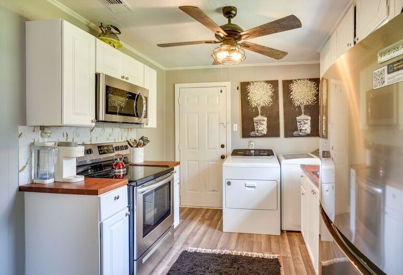 Renovated Clinton Cottage W/ Home Office!