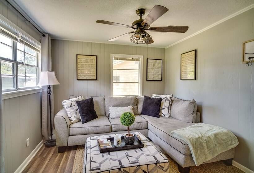 Renovated Clinton Cottage W/ Home Office!