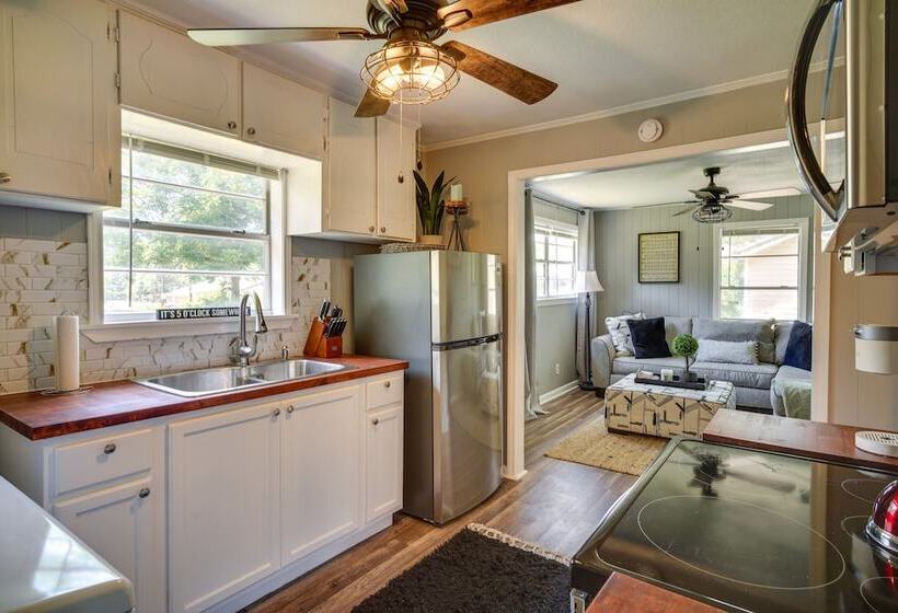 Renovated Clinton Cottage W/ Home Office!