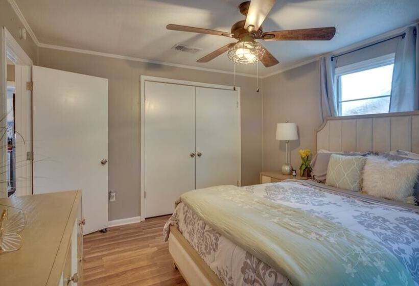 Renovated Clinton Cottage W/ Home Office!