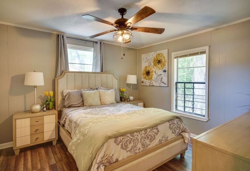 Renovated Clinton Cottage W/ Home Office!