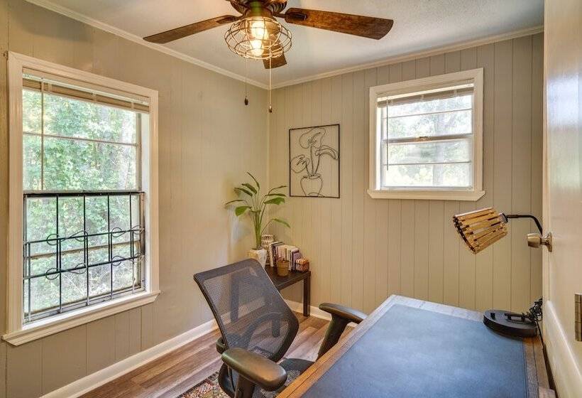 Renovated Clinton Cottage W/ Home Office!