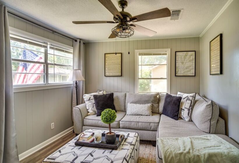 Renovated Clinton Cottage W/ Home Office!