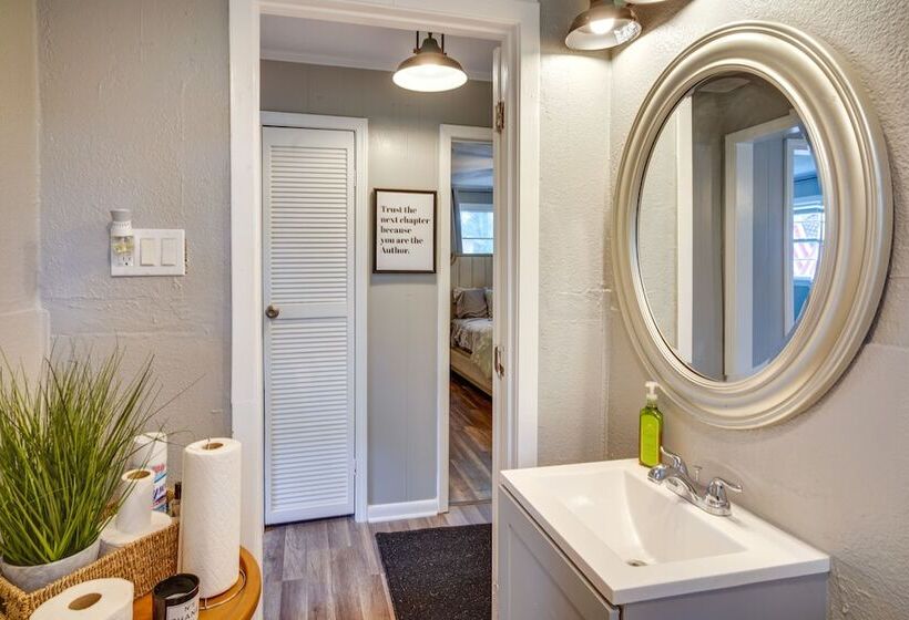 Renovated Clinton Cottage W/ Home Office!