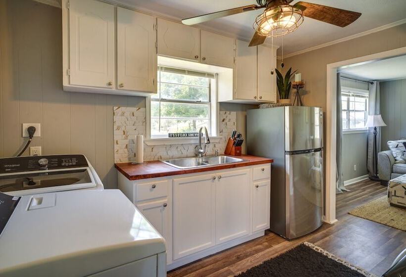 Renovated Clinton Cottage W/ Home Office!