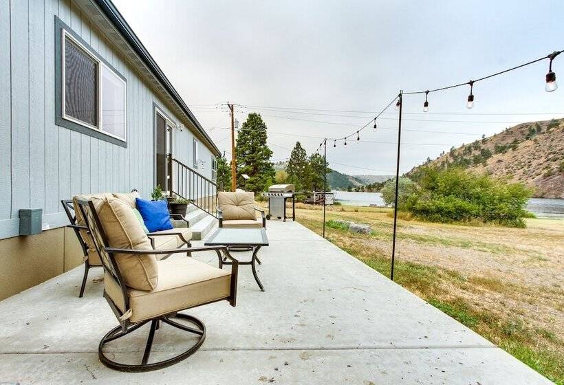 Riverfront Helena Retreat W/ Small Dock + Kayaks!