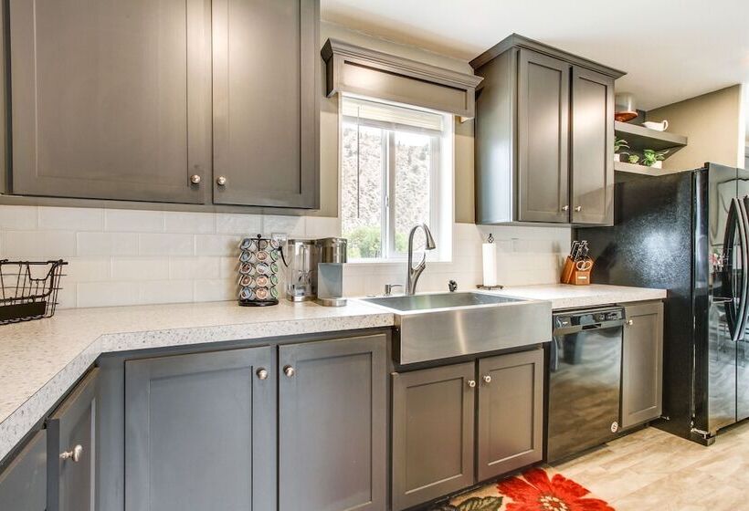 Riverfront Helena Retreat W/ Small Dock + Kayaks!