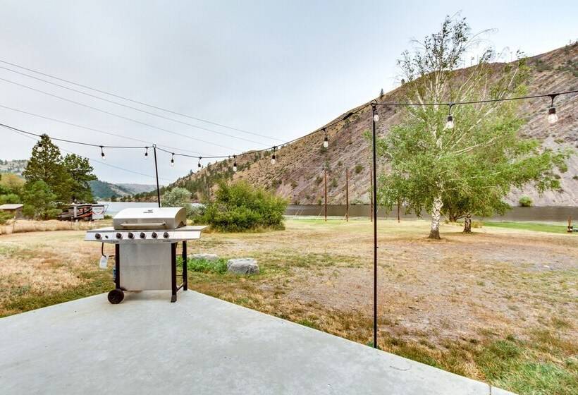 Riverfront Helena Retreat W/ Small Dock + Kayaks!