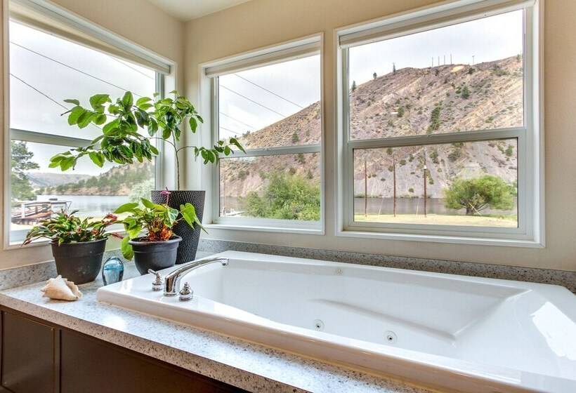 Riverfront Helena Retreat W/ Small Dock + Kayaks!