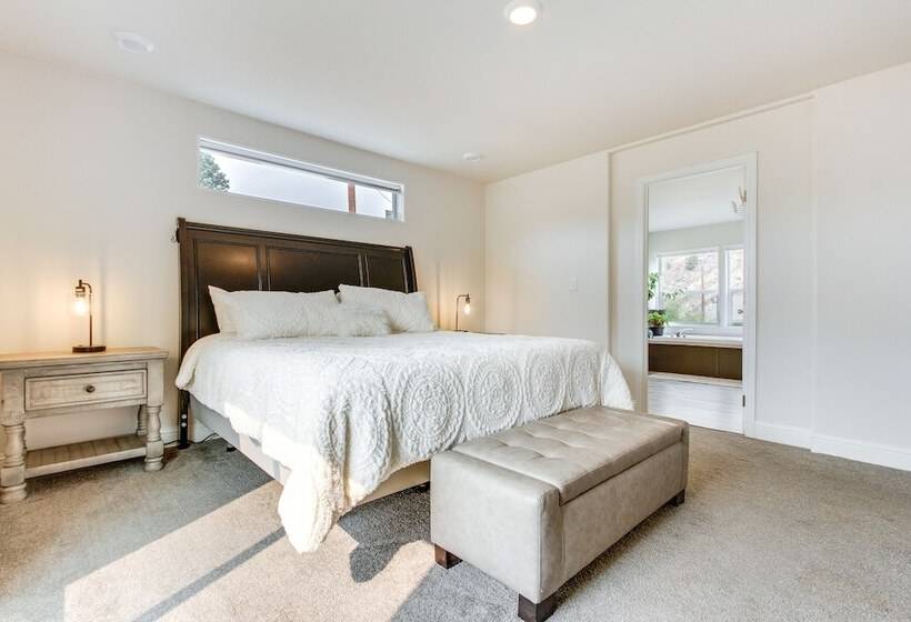 Riverfront Helena Retreat W/ Small Dock + Kayaks!