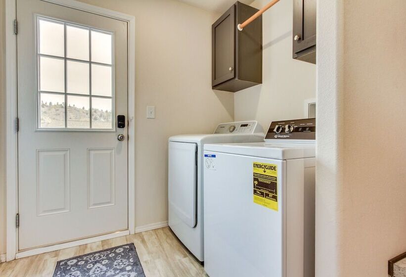 Riverfront Helena Retreat W/ Small Dock + Kayaks!