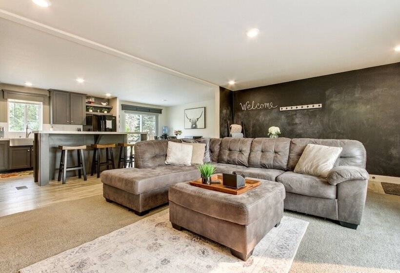 Riverfront Helena Retreat W/ Small Dock + Kayaks!