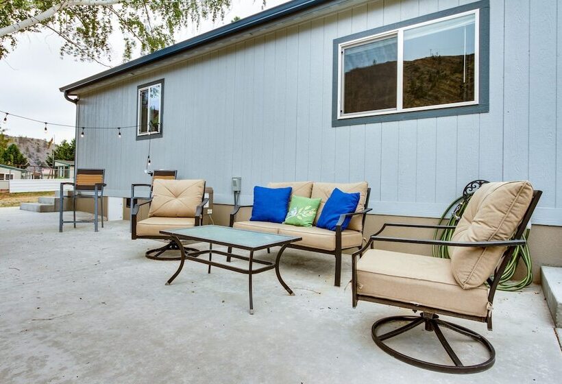 Riverfront Helena Retreat W/ Small Dock + Kayaks!