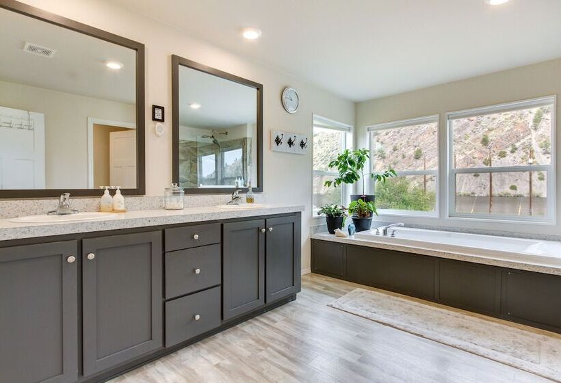 Riverfront Helena Retreat W/ Small Dock + Kayaks!