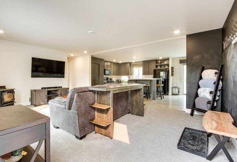 Riverfront Helena Retreat W/ Small Dock + Kayaks!