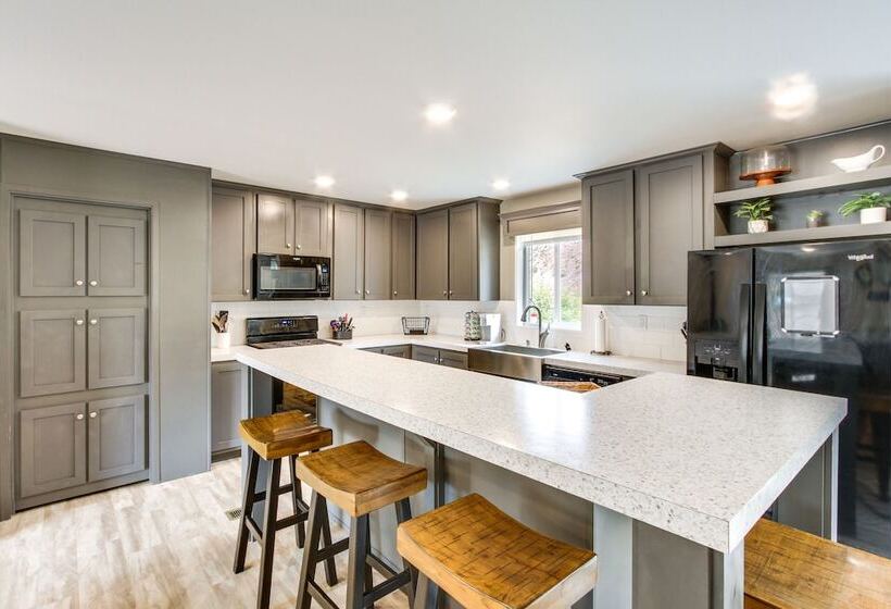 Riverfront Helena Retreat W/ Small Dock + Kayaks!