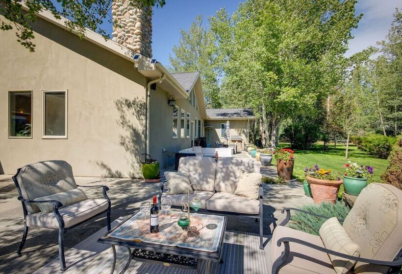 Riverfront Livingston House In Paradise Valley!