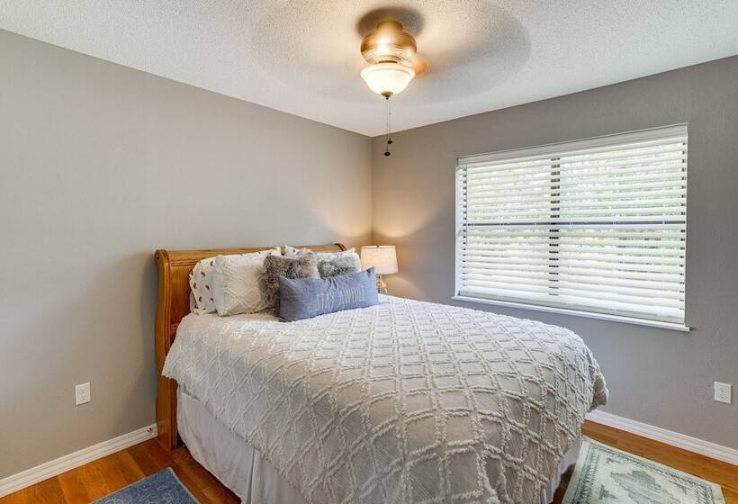 Rural Melbourne House With Deck!