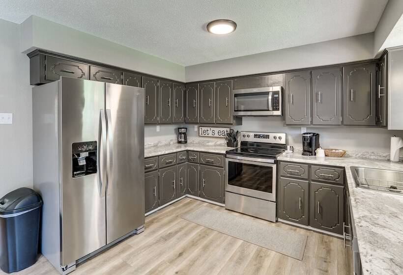 Rural Melbourne House With Deck!