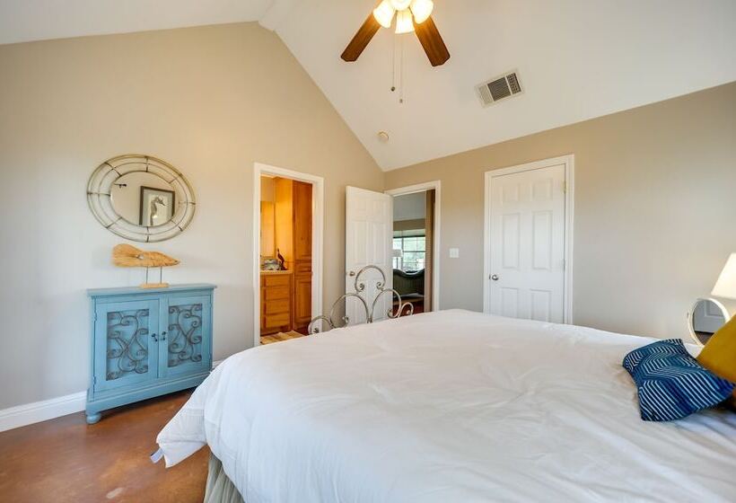 Rustic Elegant Cabin: Deck, Near Lake Travis!