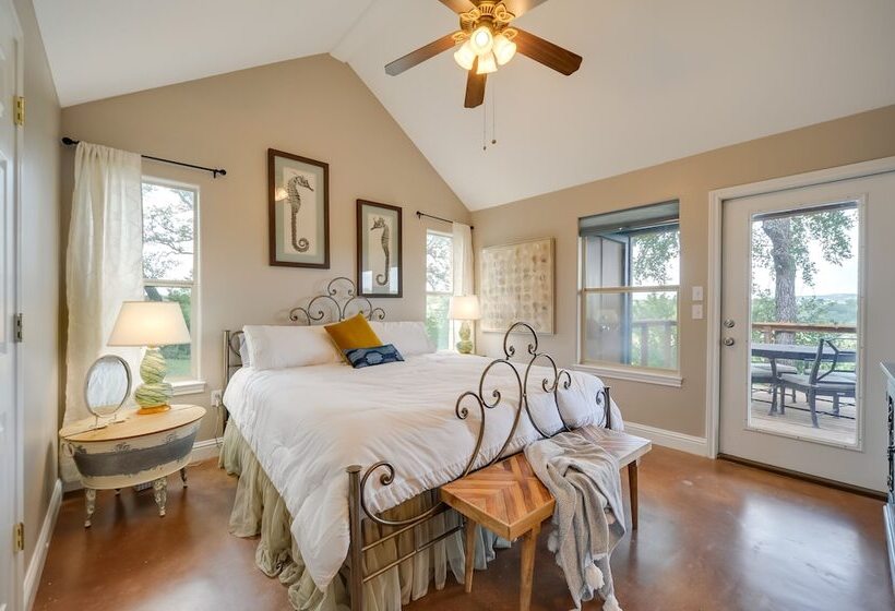 Rustic Elegant Cabin: Deck, Near Lake Travis!