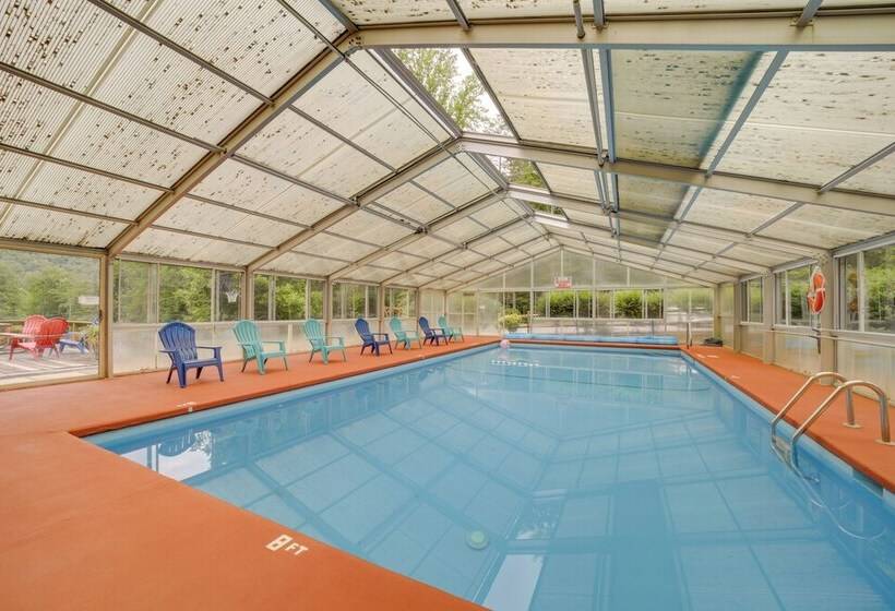 Pet Friendly Creekside Cabin W/ Pool Access!