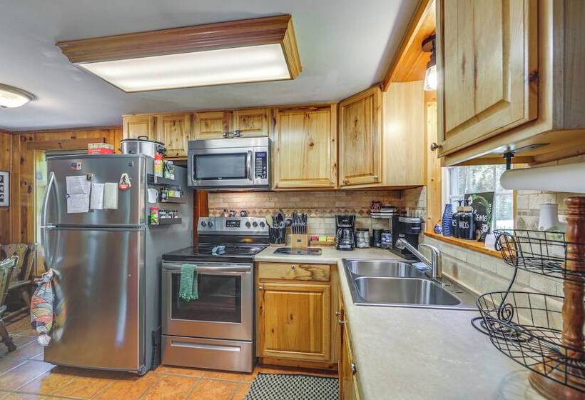 Pet Friendly Creekside Cabin W/ Pool Access!