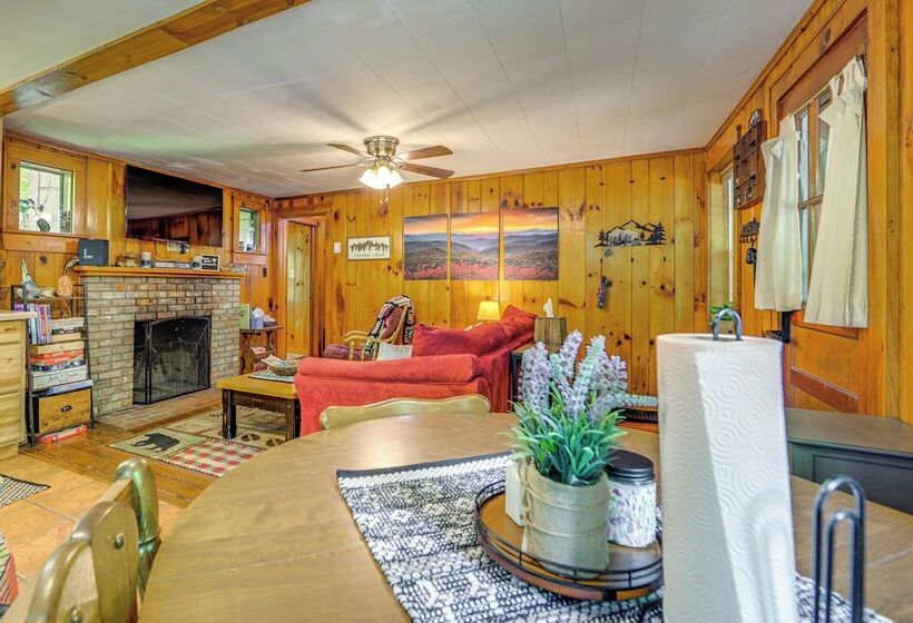 Pet Friendly Creekside Cabin W/ Pool Access!