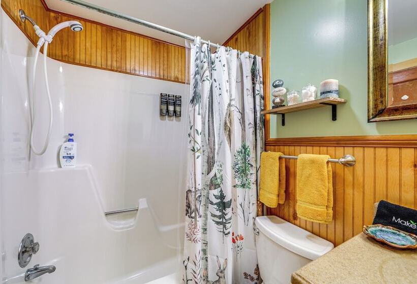 Pet Friendly Creekside Cabin W/ Pool Access!