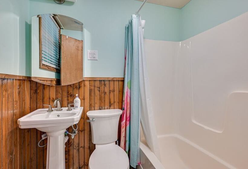 Rustic Russell Springs Home Near Marina & Lake!