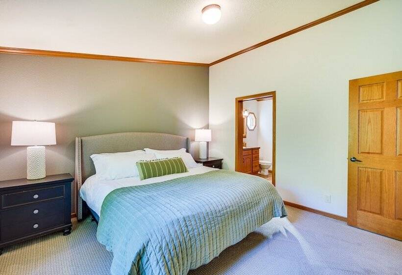 Sarona Serenity: Lakeside Retreat W/ Boat Dock!