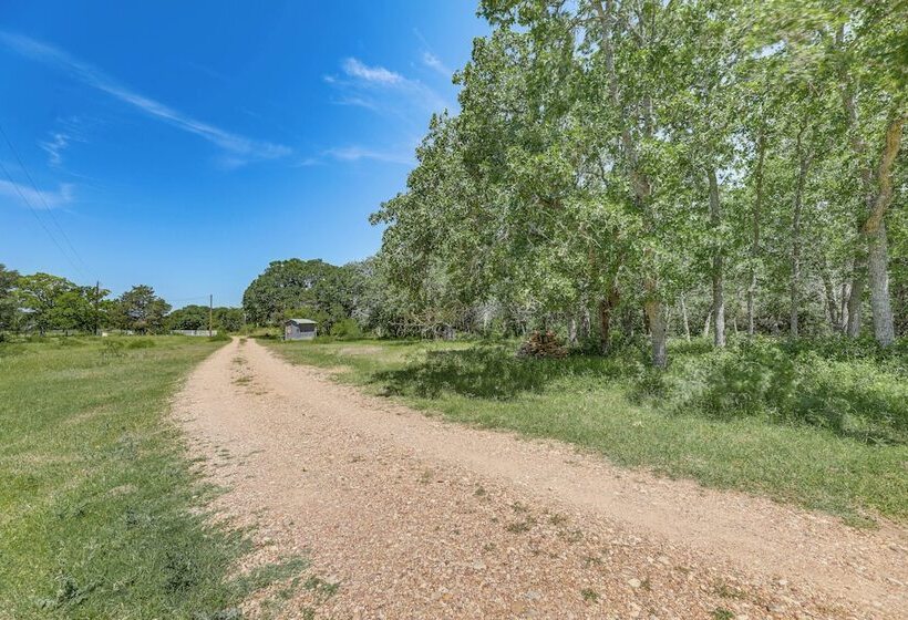 La Grange Tiny Home: 22 Acres & Near Wine Country