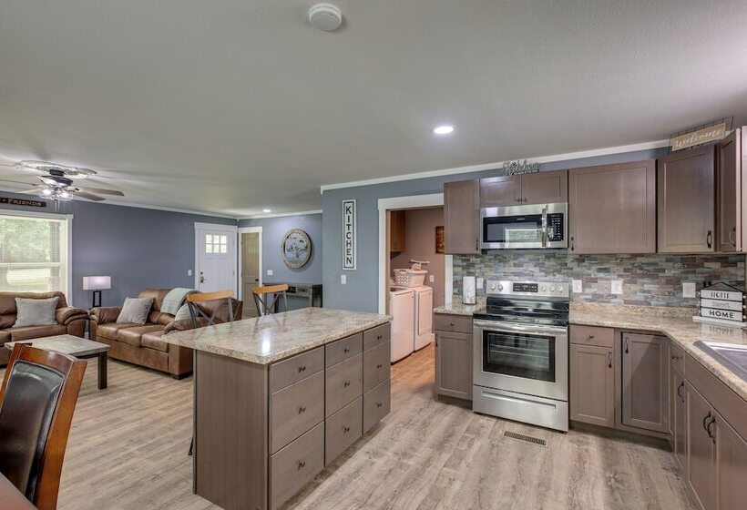 Serene Bryant Retreat W/ Private Hot Tub!