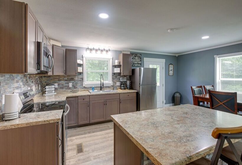 Serene Bryant Retreat W/ Private Hot Tub!