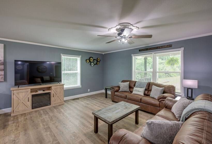 Serene Bryant Retreat W/ Private Hot Tub!