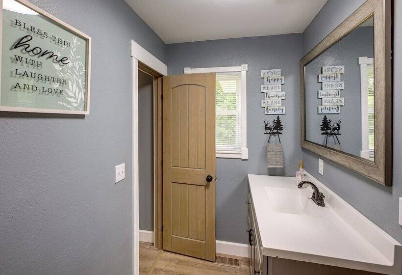 Serene Bryant Retreat W/ Private Hot Tub!