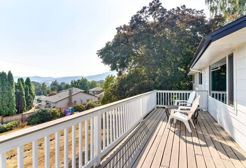 Serene Forest Grove Home W/ Deck & Stunning Views!