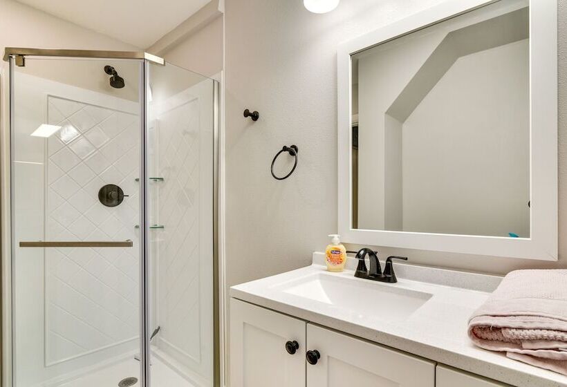 Serene Forest Grove Home W/ Deck & Stunning Views!