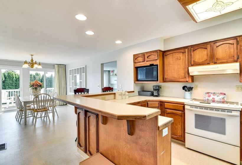 Serene Forest Grove Home W/ Deck & Stunning Views!