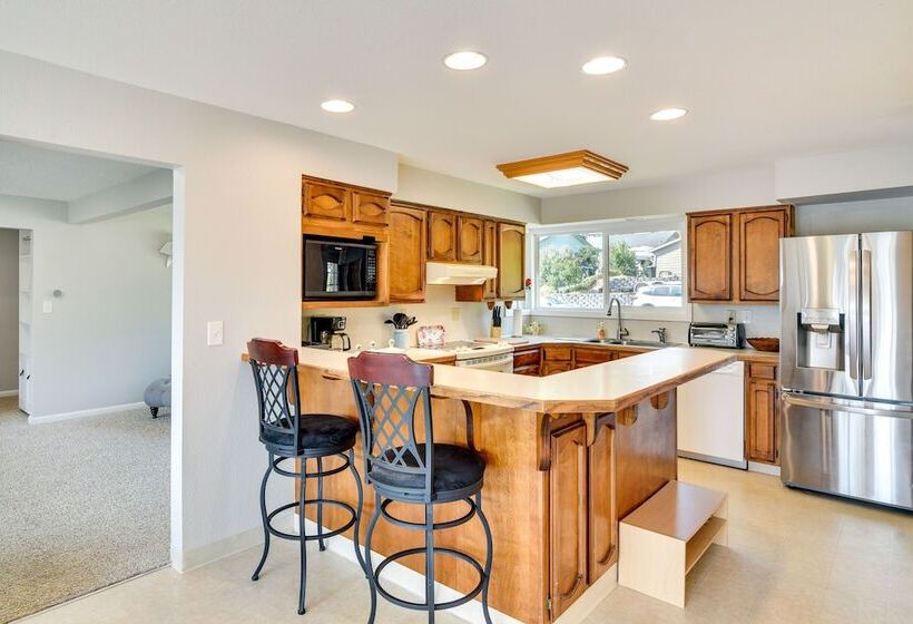 Serene Forest Grove Home W/ Deck & Stunning Views!