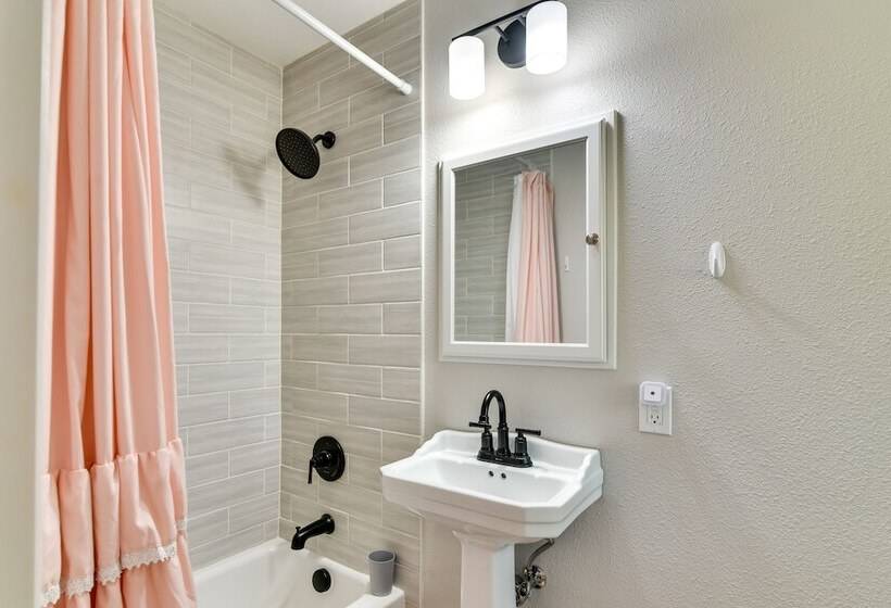 Serene Forest Grove Home W/ Deck & Stunning Views!