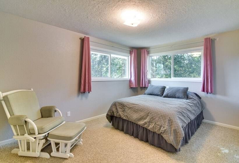 Serene Forest Grove Home W/ Deck & Stunning Views!