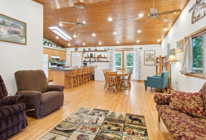 Serene Yellville Retreat W/ Hot Tub On 85 Acres