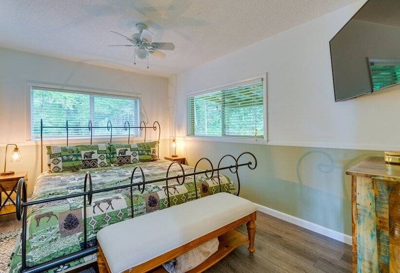 Skyview Retreat  Cabin W/ Mountain Views!