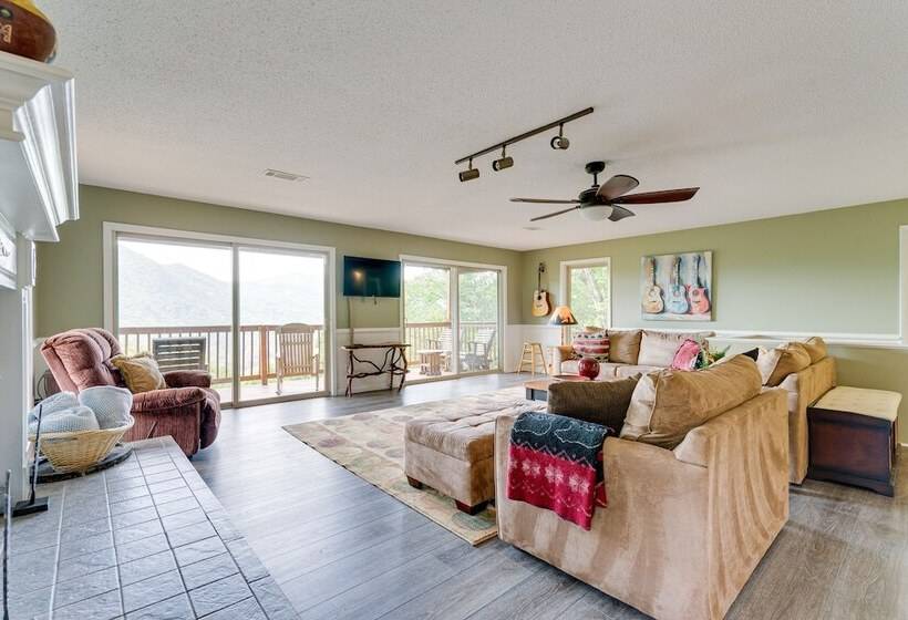 Skyview Retreat  Cabin W/ Mountain Views!