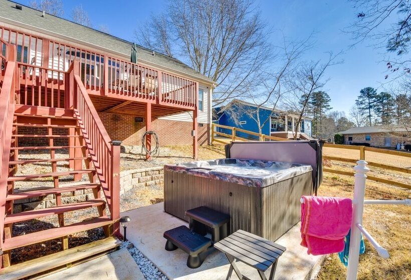 South Carolina Retreat W/ Fireplace & Lake Access!