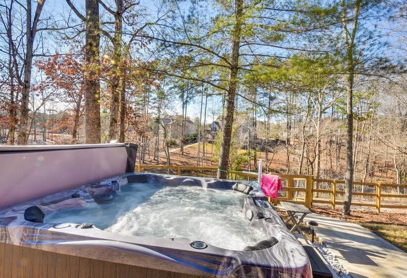 South Carolina Retreat W/ Fireplace & Lake Access!