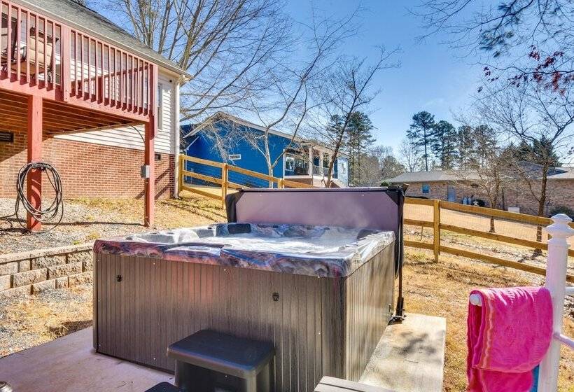 South Carolina Retreat W/ Fireplace & Lake Access!