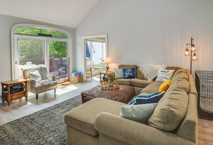 South Carolina Retreat W/ Fireplace & Lake Access!